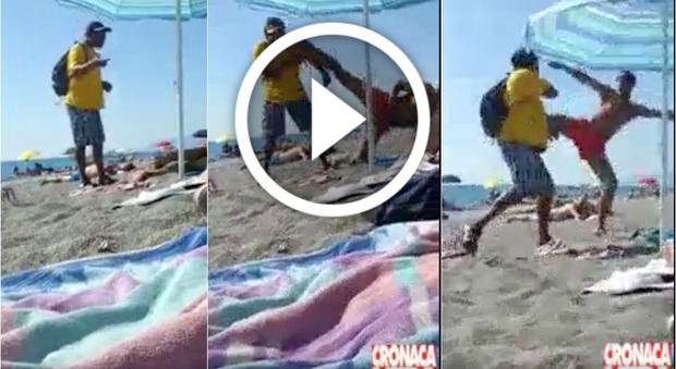 Immigrato pestato in spiaggia dal cliente che non vuole pagare, il video su Fb -GUARDA