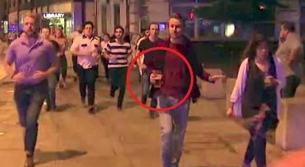 Attentato a Londra, ragazzo fugge con la birra: la foto diventa il simbolo dei londinesi