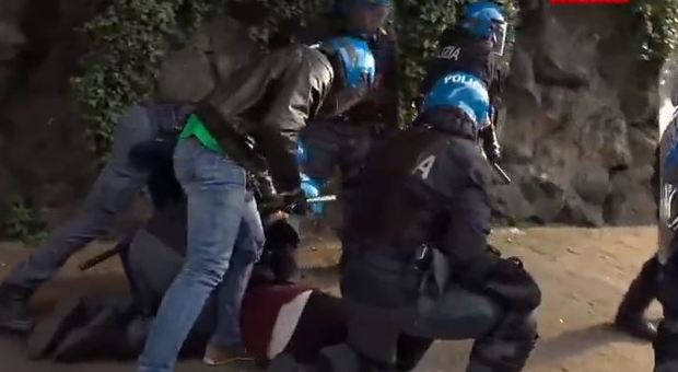 Scontri Genova, procura apre indagini su manifestanti e polizia