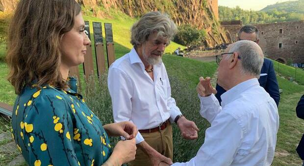 Reinhold Messner si sposa per la terza volta a 77 anni: sposerà Diane, 35 anni più giovane di lui