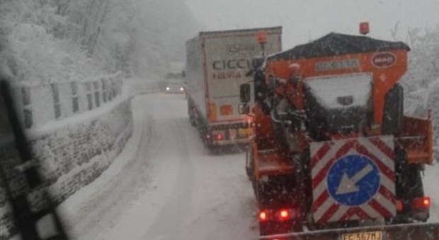 Bufera di neve sulle Marche Viabilità in tilt, Tir contromano