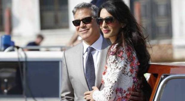 Laglio, vietato avvicinarsi a George Clooney e Amal. Il sindaco: «Multe fino a 500 euro»