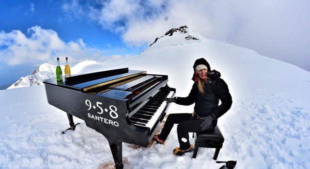 La pianista alpinista suona a 4460 metri: lo show è da brivido