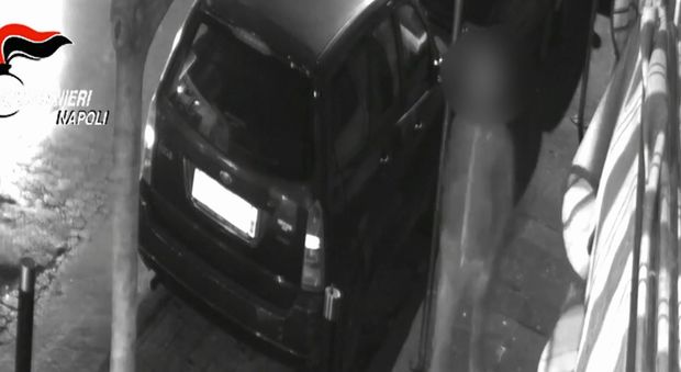Rapinatore di auto ai semafori inchiodato da video e impronte: è un 19enne