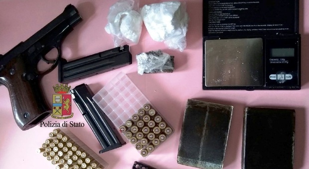 A casa una pistola, 113 munizioni e 250 grammi di droga: denunciata coppia a Ponticelli