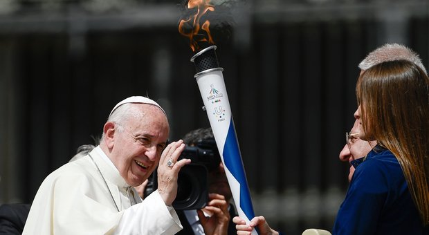 Il Papa benedice la torcia dei saperi: le Universiadi di Napoli in Vaticano