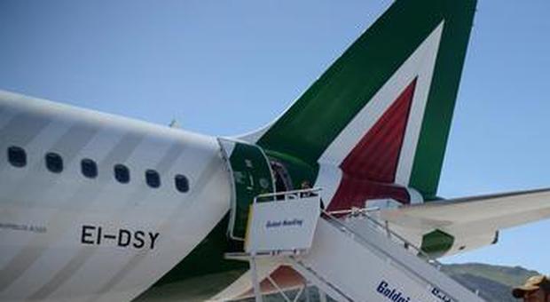 Linate, atterra volo Alitalia da Fiumicino: è il primo dopo la chiusura per lavori dell'aeroporto