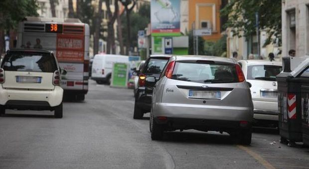 Guerra alla sosta blocca-cassonetti: multate oltre 5mila auto in sei mesi