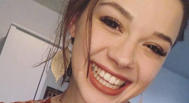 Studentessa di 21 anni in Erasmus morta pugnalata alle spalle dal coinquilino mentre studiava