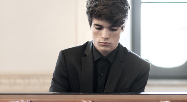 Il talento di Elia Cecino. A 18 anni liceo in home-schooling, viaggi e concerti con il suo pianoforte