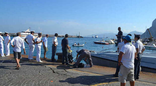 Ormeggi abusivi, blitz nel porto di Capri: sequestrate catene e cime fuorilegge