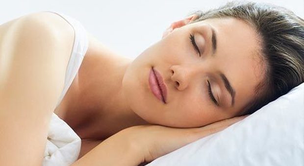 Sonno, i miti sfatati: dalle 8 ore “obbligatorie” al sonnambulo che non va svegliato