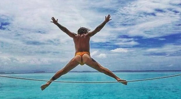 Enrico Nigiotti hot su Instagram, il tuffo in "tanga" alle Maldive: boom di like