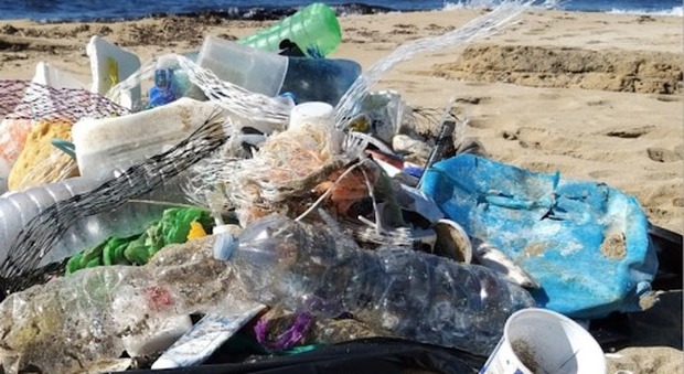 La mappa della vergogna: la costa sommersa dai rifiuti