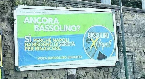 Comunali a Napoli, Bassolino gioca sull'ironia con i suoi manifesti: «Ancora Bassolino?»