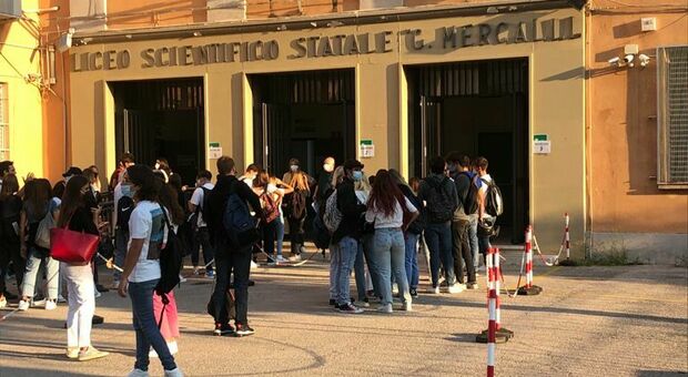 Scuola riapertura settembre 2021, prima campanella al liceo Mercalli di Napoli: «Non vedevamo l'ora di rivederci»