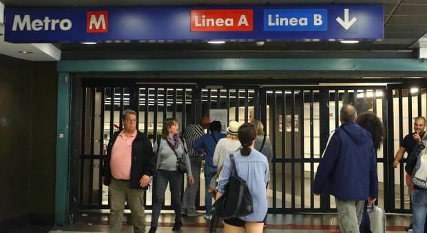 Roma, «C'è un uomo armato sulla metro»: allarme a Termini, treni fermi