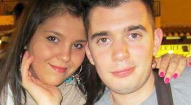Fabiana Bertoli, 23 anni, col suo fidanzato Simone Curreli, 26 (archivio)