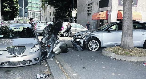 Milano, tre passanti falciati da un'auto. L'85enne alla guida: "Ho sbagliato pedale"