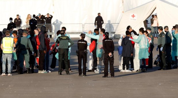 Aquarius, sbarcano a Valencia 629 migranti. Sessanta sono minori; accolti dalla Croce Rossa
