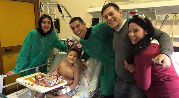 Ronaldo, vigilia di Natale tra i bimbi dell'ospedale infantile