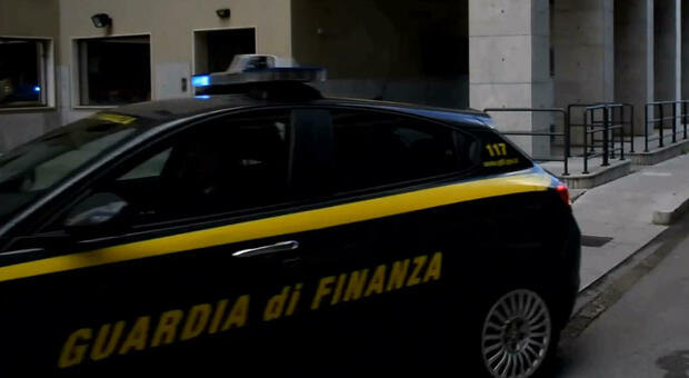 Articoli elettronici pericolosi diretti a Napoli: sequestrati
