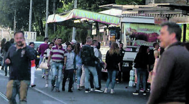 Roma, Primo maggio, ambulanti abusivi e camion bar violano i divieti: aggirata l'ordinanza