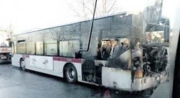 Bus Atac a fuoco sulla Tuscolana: è il terzo caso solo nel mese di marzo