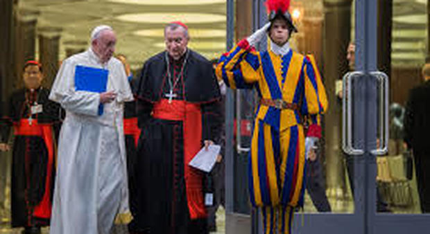 Papa, visita a sorpresa in Segreteria di Stato per gli auguri di Pasqua
