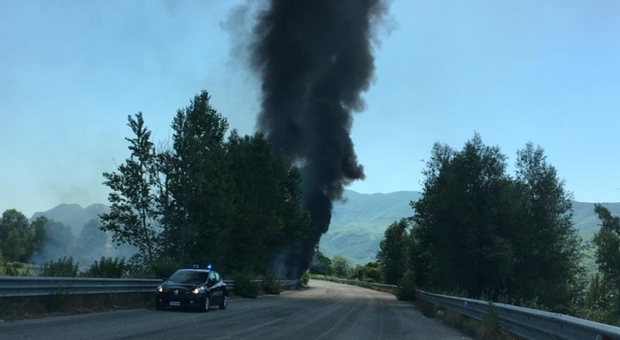 Rogo pneumatici: fiamme e fumo lungo la Fondovalle