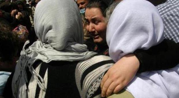 Isis, yazidi 17enne incinta del suo stupratore: «Io e mia sorella di 10 anni violentate ogni giorno»