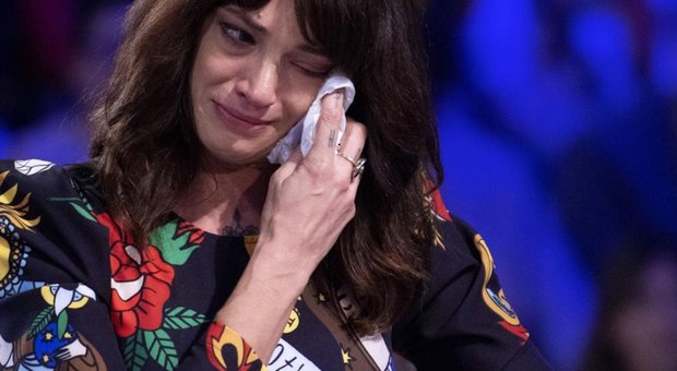 immagine Asia Argento in lacrime a Verissimo: «Mi manca il mio compagno e mio figlio»