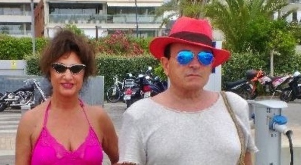 A Ibiza un Malgioglio balneare a spasso con Marcella Bella