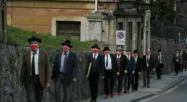Violenza donne, Roma come Biella: gli uomini in piazza con le mascherine rosse