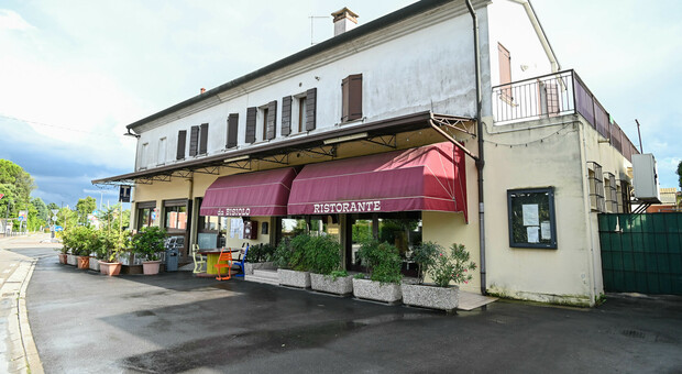 Parcheggi selvaggi fuori dal ristorante di Mogliano Veneto, nei social le foto delle auto