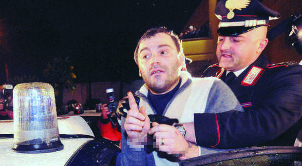 Il momento della cattura di Giuseppe Setola a Mignano Montelungo nel 2009