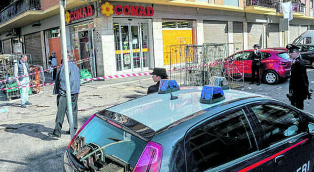 Ostia, agguato al supermercato: 47enne ​gambizzato, gli aggressori fuggono in moto
