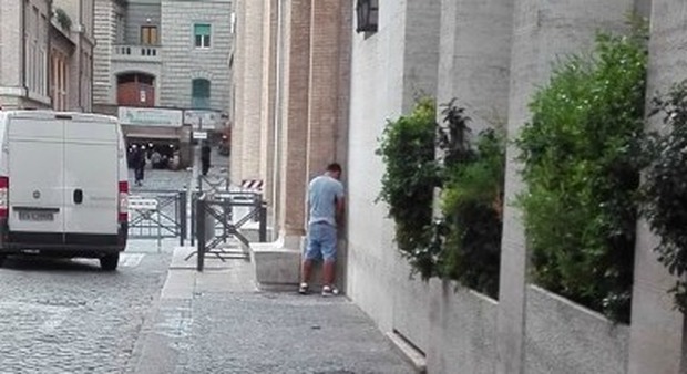 Roma, pipì all'aperto ed escrementi in strada: il degrado a due passi da San Pietro