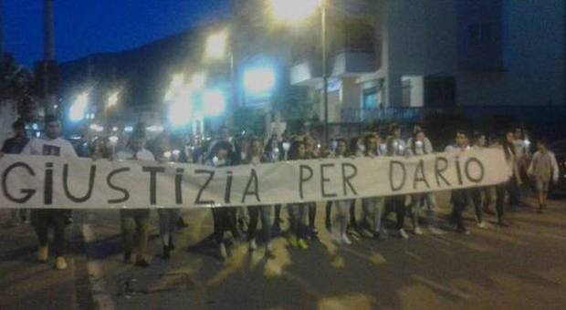 «Giustizia per Dario»: fiaccolata a Nocera nel giorno in cui il ragazzo morto avrebbe compiuto 22 anni