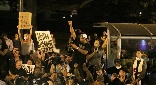 Usa, terza notte di proteste a Charlotte: morto il dimostrante ferito