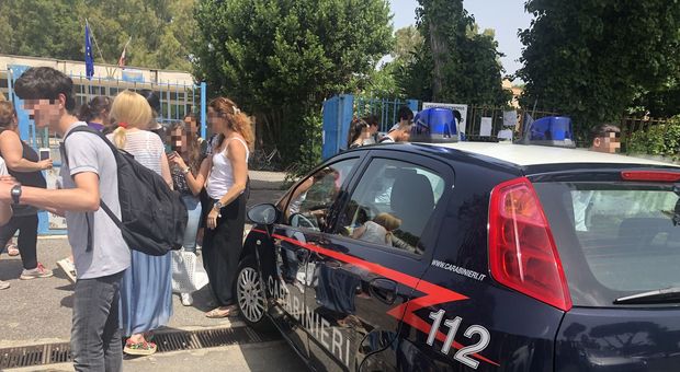 Roma, scuola chiusa per «problemi tecnici» e salta l'esame di terza media: chiamati i carabinieri