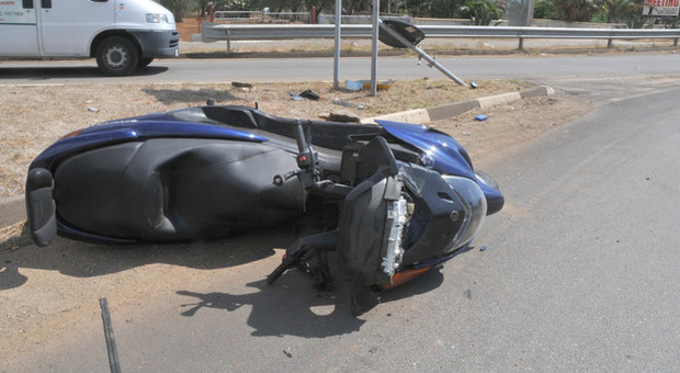 Frontale con lo scooter contro un'auto: morto un ragazzo di 20 anni, gravi due donne