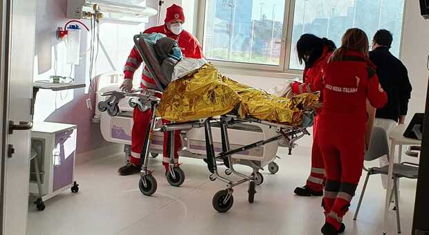 Paziente e operatori sanitari in una stanza d'ospedale