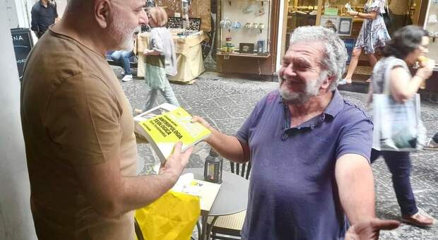 Napoli, "miracolo" della solidarietà in via Benedetto Croce. Centinaia di libri donati al clotchard derubato del proprio "zaino cuscino"
