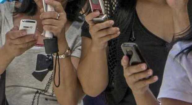 Giovani sempre più smartphone dipendenti: "Inviano messaggi anche quando fanno sesso"