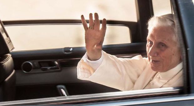 Ratzinger torna in Vaticano dopo le vacanze a Castel Gandolfo: salutato da pellegrini e turisti