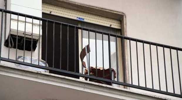 Torino, cerca di accoltellare amica poi muore cadendo dal balcone: «Aveva fumato crack»