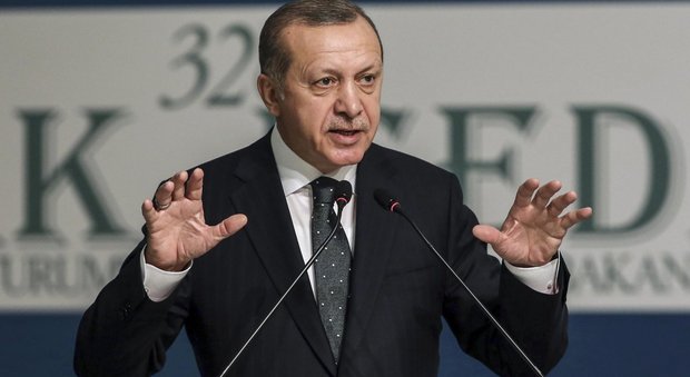 Turchia, Erdogan minaccia di aprire le frontiere ai migranti. Ue: impegnati per intesa