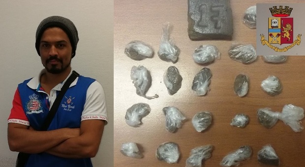 L'uomo arrestato per spaccio di droga a Gorizia e la sostanza stupefacente sequestrata dalla polizia