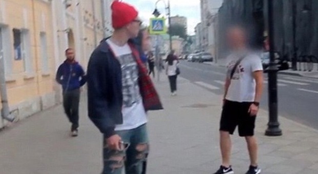 Due gay passeggiano per Mosca tenendosi per mano: le reazioni choc dei passanti